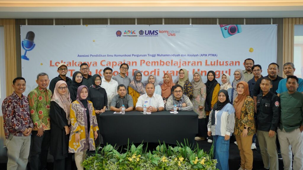 Bendahara Majelis Diktilitbang PP Muhammadiyah Andy Dwi Bayu Bawono, Ph.D (tengah) bersama peserta workshop APIK PTMA, Jumat (28/11) di Edutorium UMS